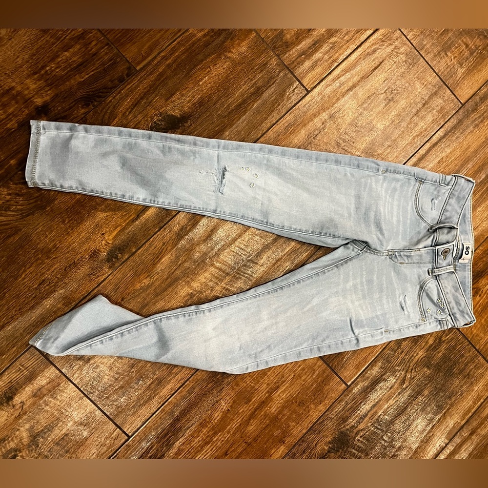 Girls skinny jeans, slightly distressed. Daisy details. Size 10